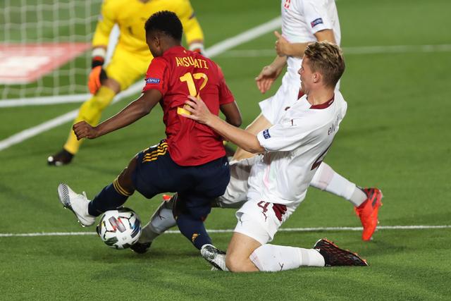 周琦15+9首钢胜深圳 郭艾伦40分广州不敌北控